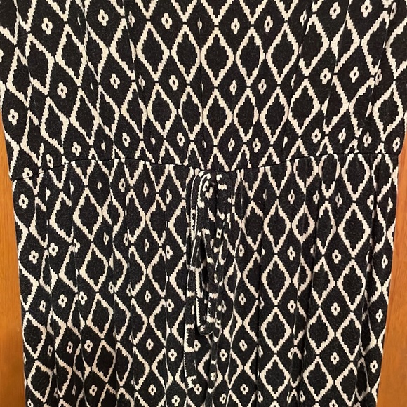 A perfect maxi! With a drop waist and tie detail, this maxi is classic. - Picture 3 of 3